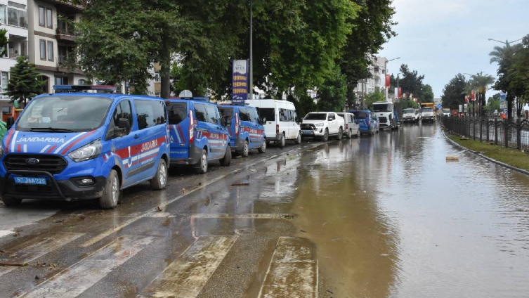 Karadeniz'de sağanak nedeniyle dereler taştı, yollar kapandı